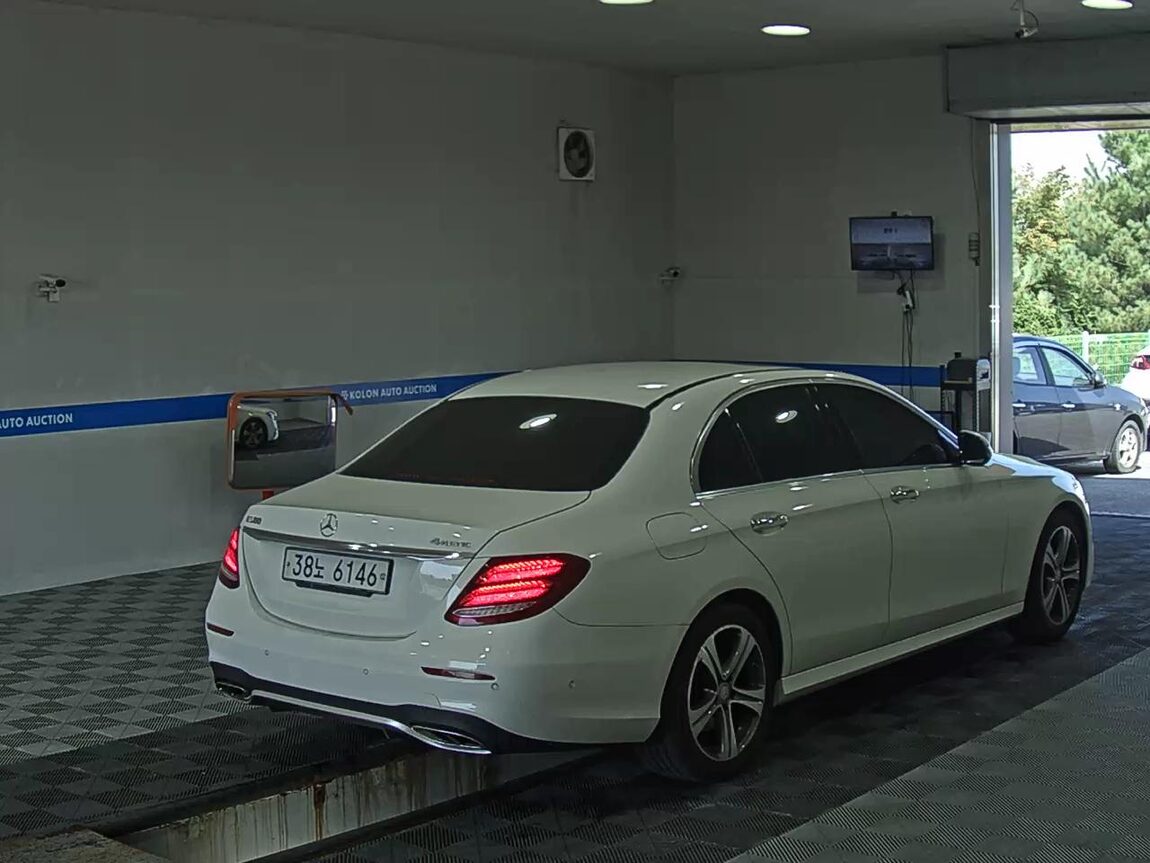 MERCEDES-BENZ E-CLASS (5TH GEN) E300 AVANTGARDE INTELLIGENT 2017 - zdjęcie 5