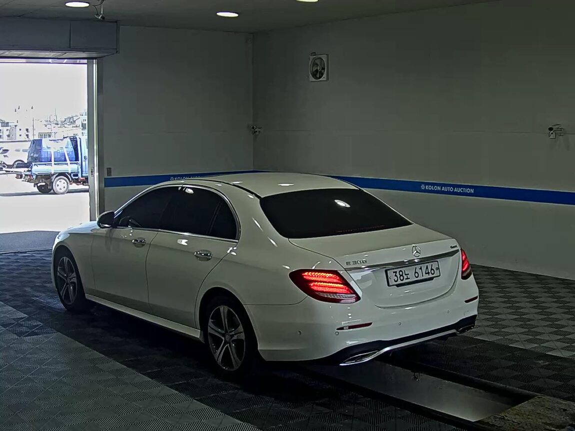 MERCEDES-BENZ E-CLASS (5TH GEN) E300 AVANTGARDE INTELLIGENT 2017 - zdjęcie 6