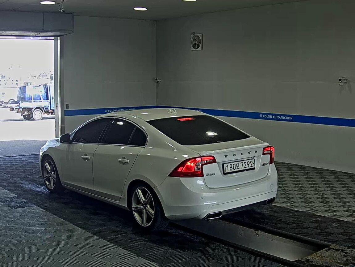 VOLVO S60 (2ND GEN) D4 SUMMUM 2017 - zdjęcie 6