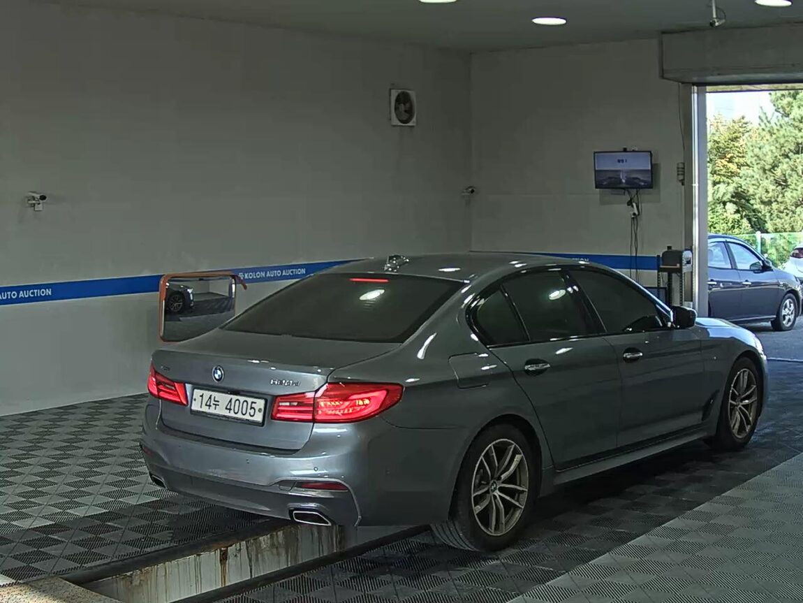 BMW 5 SERIES (7TH GEN) 520d xDRIVE M SPORT PACK 2017 - zdjęcie 5