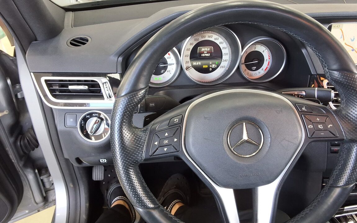MERCEDES-BENZ E-CLASS (4TH GEN) E250 CDI 4MATIC 2014 - zdjęcie 17