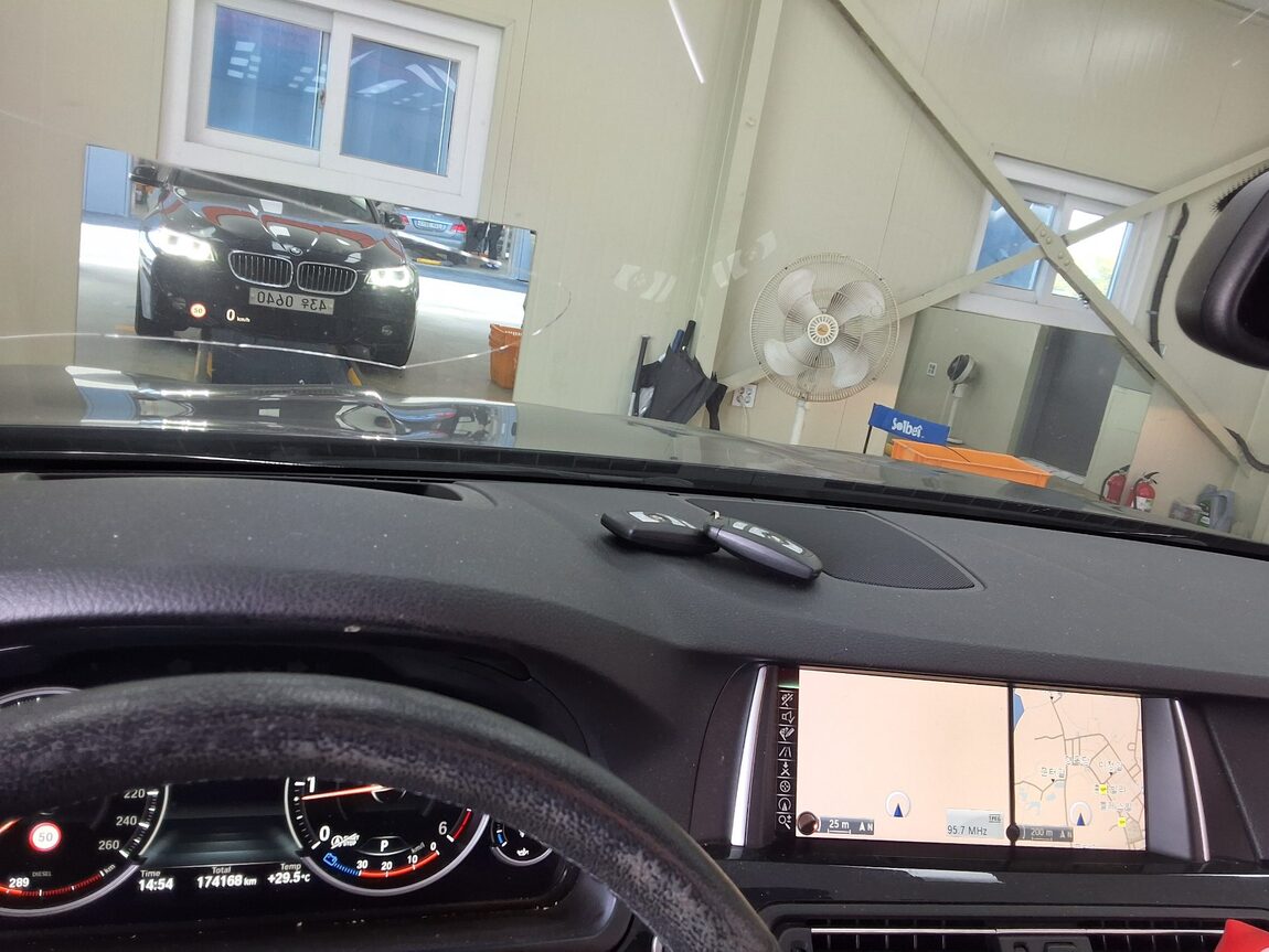 BMW 5 SERIES (6TH GEN) 520d xDRIVE M AERODYNAMIC 2016 - zdjęcie 25