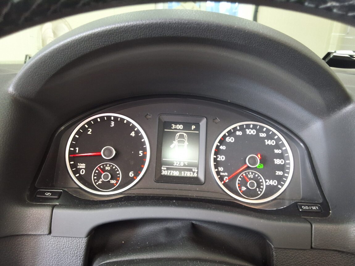 VOLKSWAGEN TIGUAN 2.0 TDI 4MOTION 2010 - zdjęcie 10