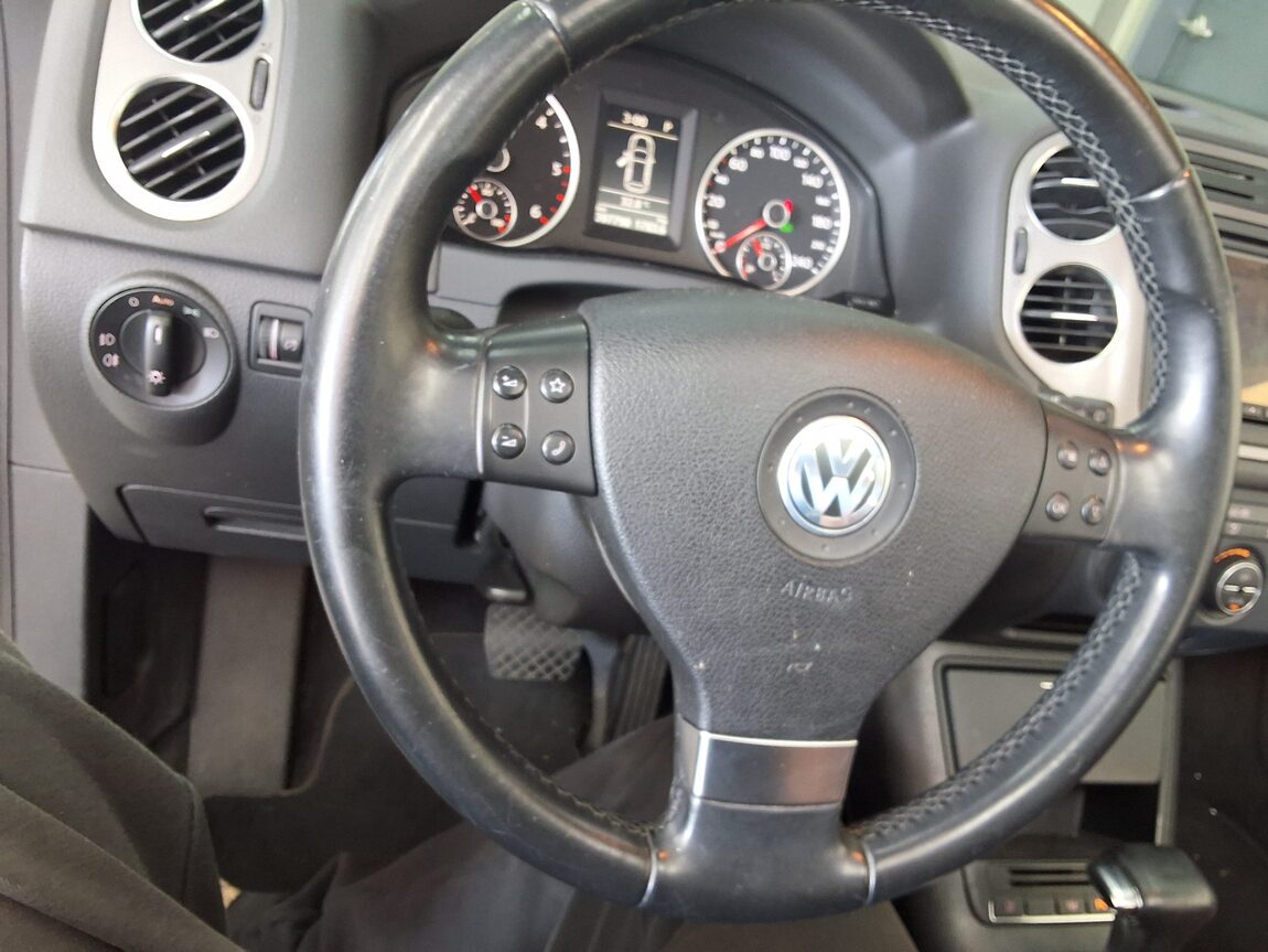 VOLKSWAGEN TIGUAN 2.0 TDI 4MOTION 2010 - zdjęcie 23