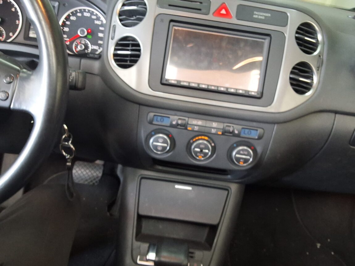 VOLKSWAGEN TIGUAN 2.0 TDI 4MOTION 2010 - zdjęcie 24