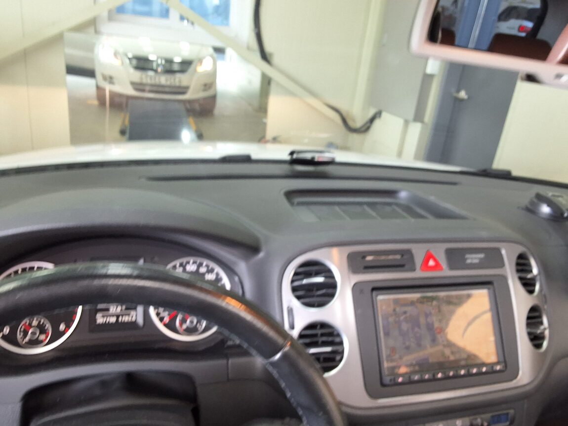VOLKSWAGEN TIGUAN 2.0 TDI 4MOTION 2010 - zdjęcie 25