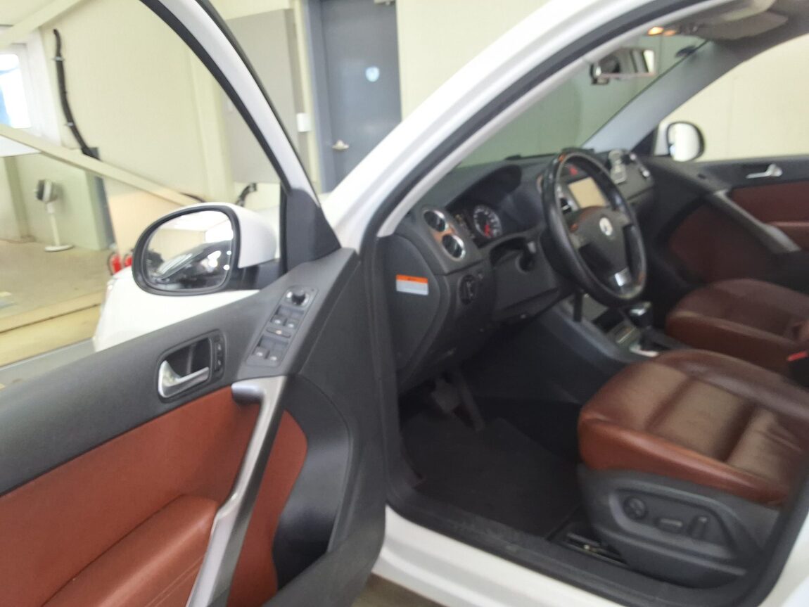 VOLKSWAGEN TIGUAN 2.0 TDI 4MOTION 2010 - zdjęcie 11
