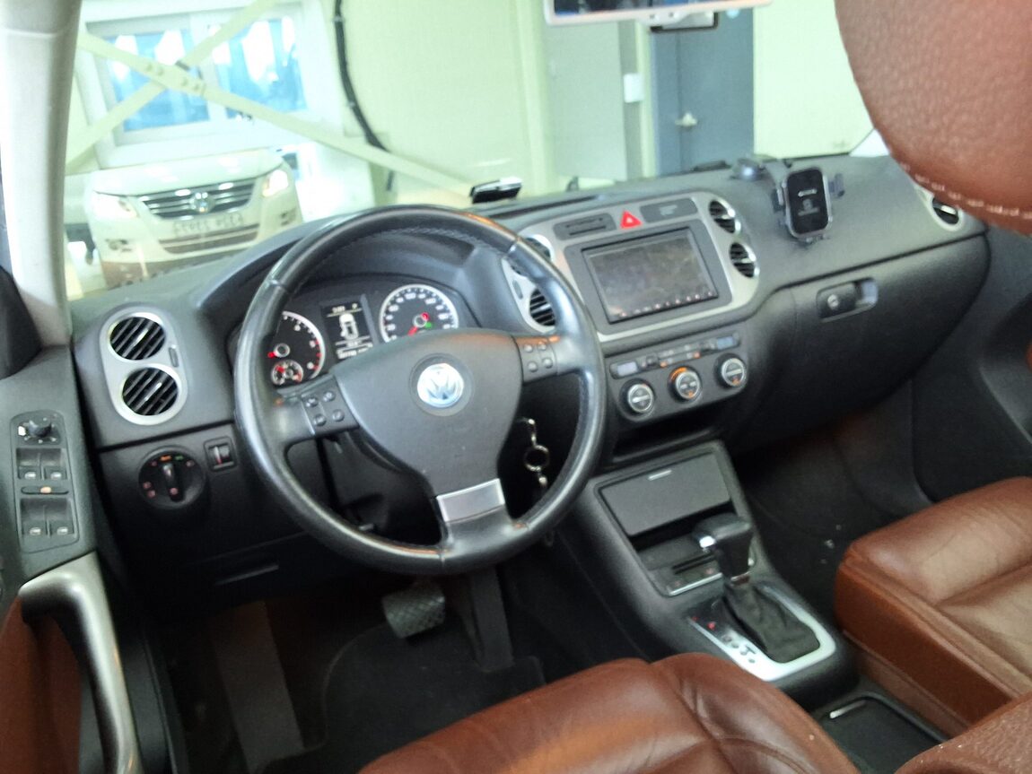 VOLKSWAGEN TIGUAN 2.0 TDI 4MOTION 2010 - zdjęcie 12
