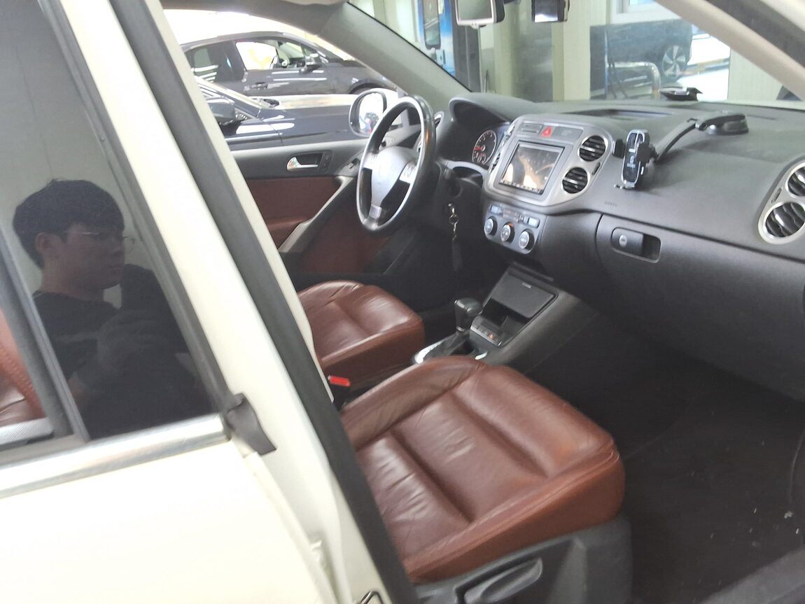 VOLKSWAGEN TIGUAN 2.0 TDI 4MOTION 2010 - zdjęcie 15