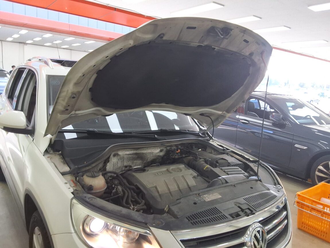VOLKSWAGEN TIGUAN 2.0 TDI 4MOTION 2010 - zdjęcie 18