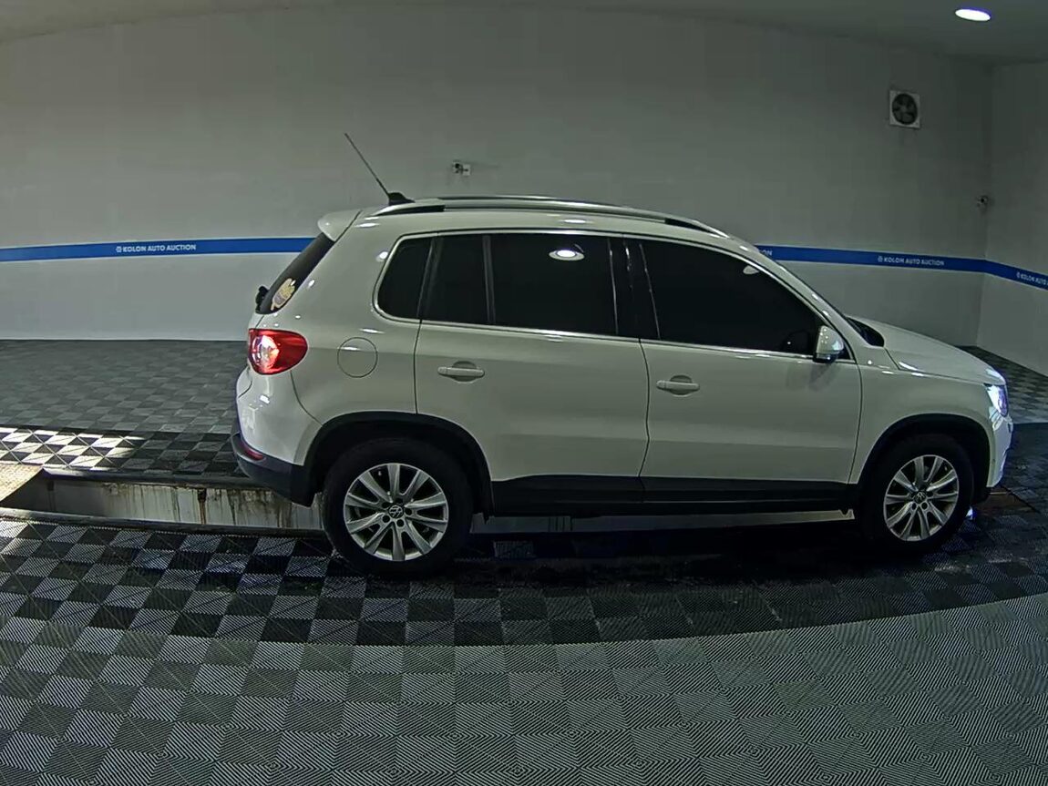 VOLKSWAGEN TIGUAN 2.0 TDI 4MOTION 2010 - zdjęcie 4