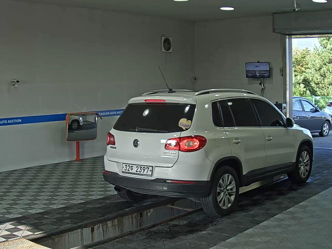 VOLKSWAGEN TIGUAN 2.0 TDI 4MOTION 2010 - zdjęcie 5