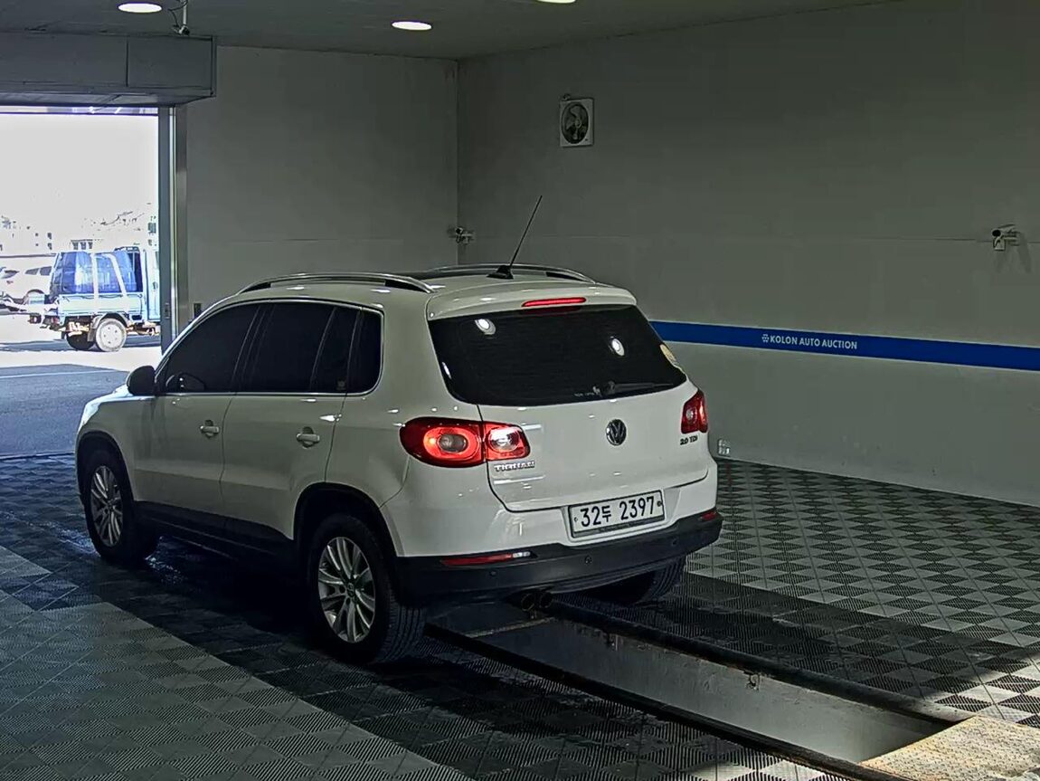 VOLKSWAGEN TIGUAN 2.0 TDI 4MOTION 2010 - zdjęcie 6
