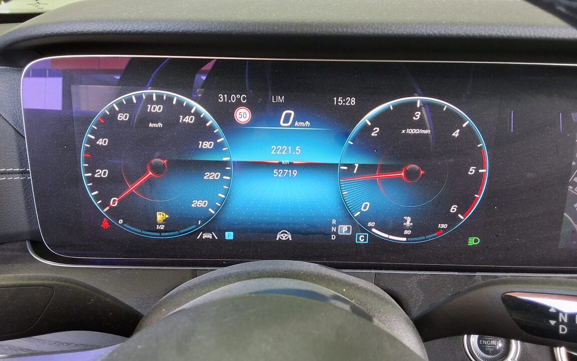 MERCEDES-BENZ E-CLASS (5TH GEN) E220d 4MATIC AMG LINE 2021 - zdjęcie 9
