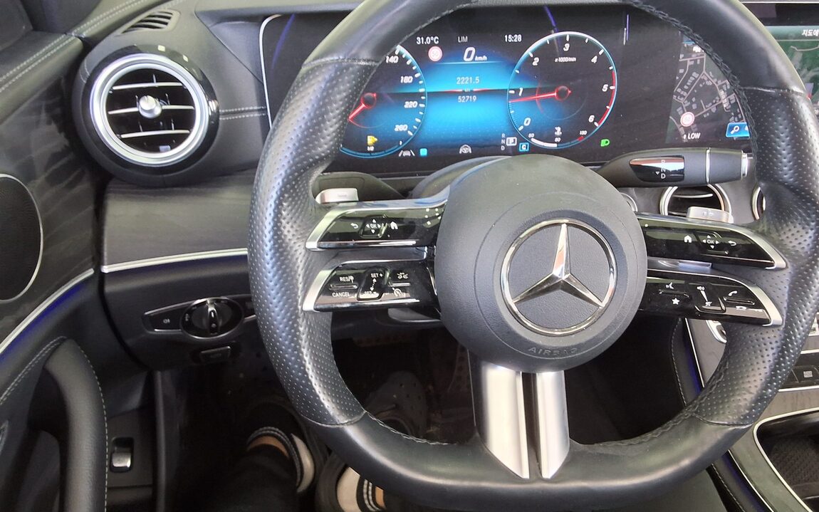 MERCEDES-BENZ E-CLASS (5TH GEN) E220d 4MATIC AMG LINE 2021 - zdjęcie 17