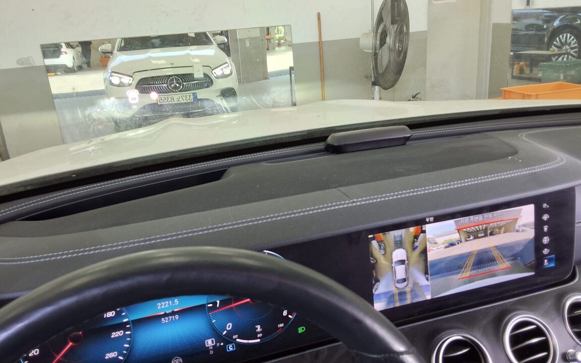MERCEDES-BENZ E-CLASS (5TH GEN) E220d 4MATIC AMG LINE 2021 - zdjęcie 19