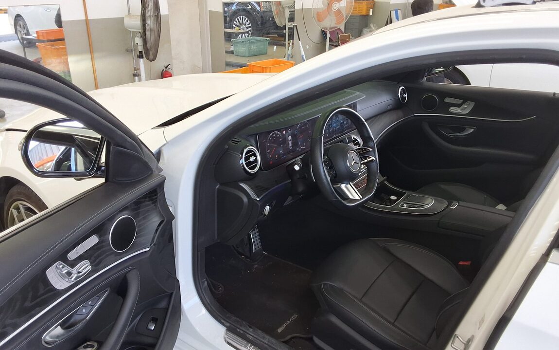 MERCEDES-BENZ E-CLASS (5TH GEN) E220d 4MATIC AMG LINE 2021 - zdjęcie 10