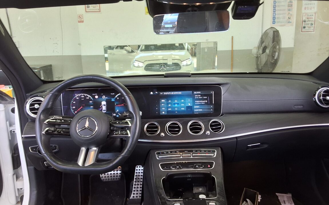 MERCEDES-BENZ E-CLASS (5TH GEN) E220d 4MATIC AMG LINE 2021 - zdjęcie 11