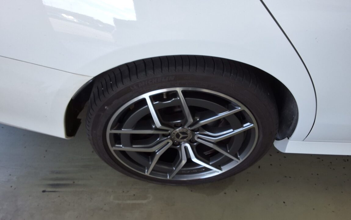MERCEDES-BENZ E-CLASS (5TH GEN) E220d 4MATIC AMG LINE 2021 - zdjęcie 27