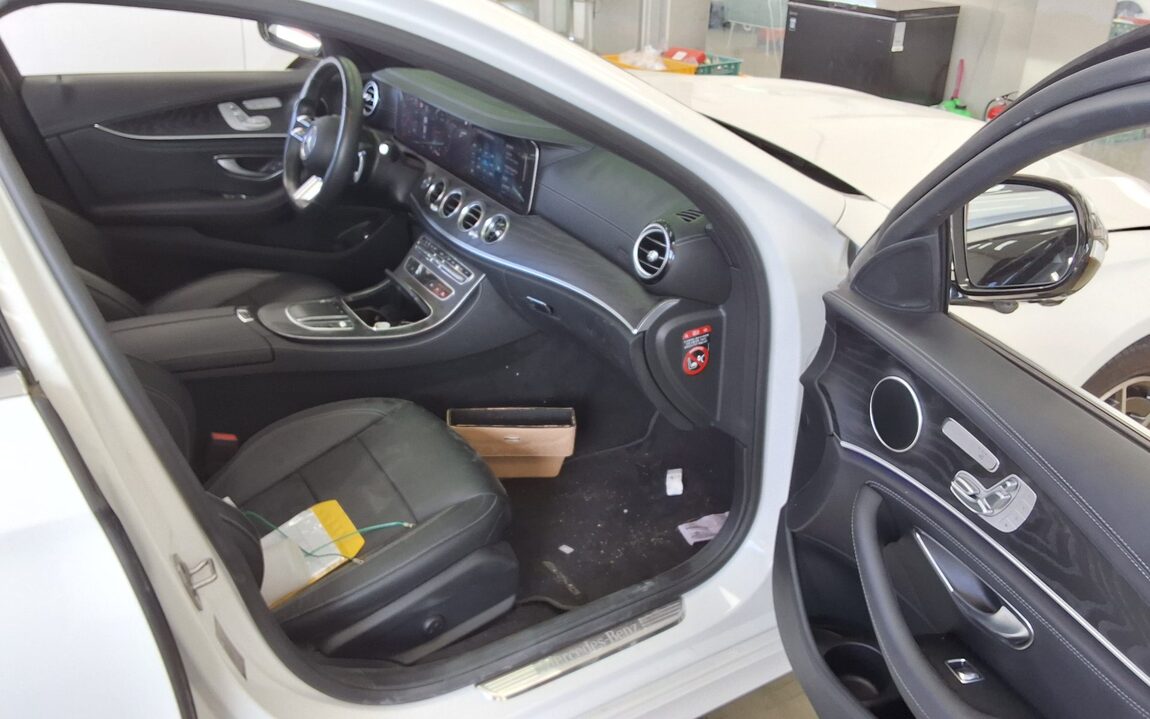 MERCEDES-BENZ E-CLASS (5TH GEN) E220d 4MATIC AMG LINE 2021 - zdjęcie 14