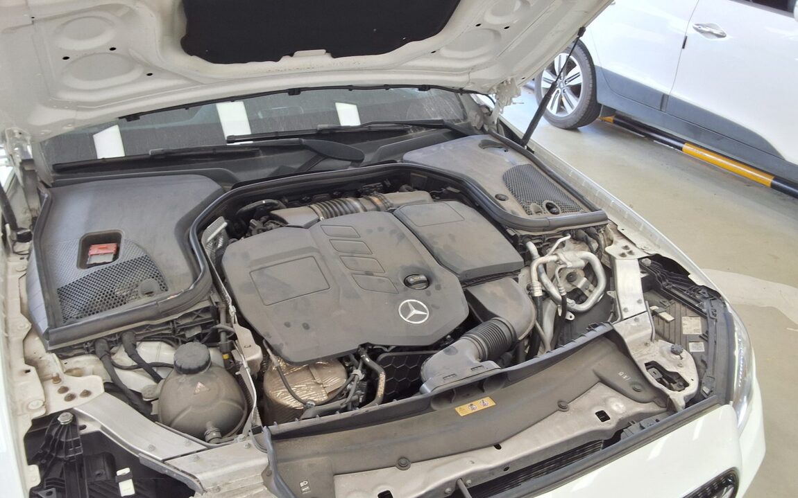 MERCEDES-BENZ E-CLASS (5TH GEN) E220d 4MATIC AMG LINE 2021 - zdjęcie 22