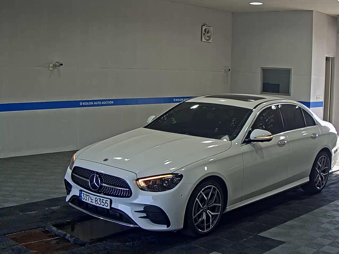 MERCEDES-BENZ E-CLASS (5TH GEN) E220d 4MATIC AMG LINE 2021 - zdjęcie 2