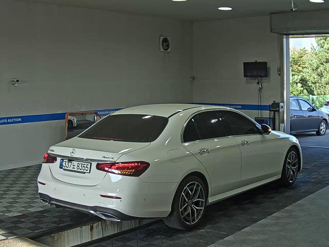 MERCEDES-BENZ E-CLASS (5TH GEN) E220d 4MATIC AMG LINE 2021 - zdjęcie 5