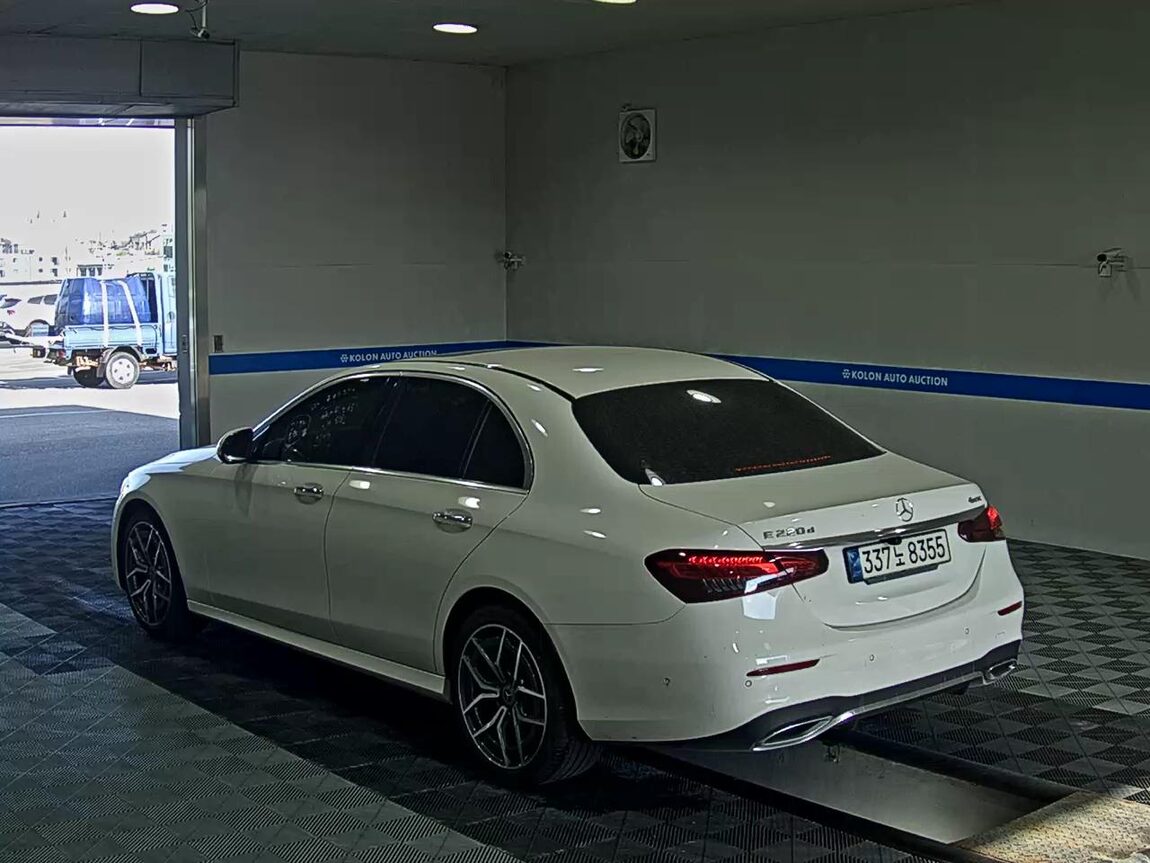 MERCEDES-BENZ E-CLASS (5TH GEN) E220d 4MATIC AMG LINE 2021 - zdjęcie 6