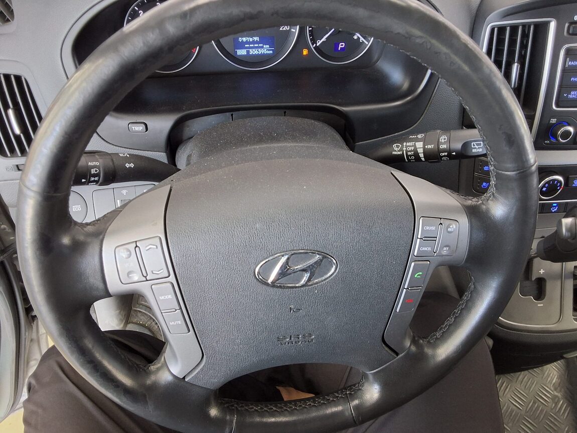 HYUNDAI GRAND STAREX 5-SEATER DIESEL VAN MODERN 2018 - zdjęcie 17