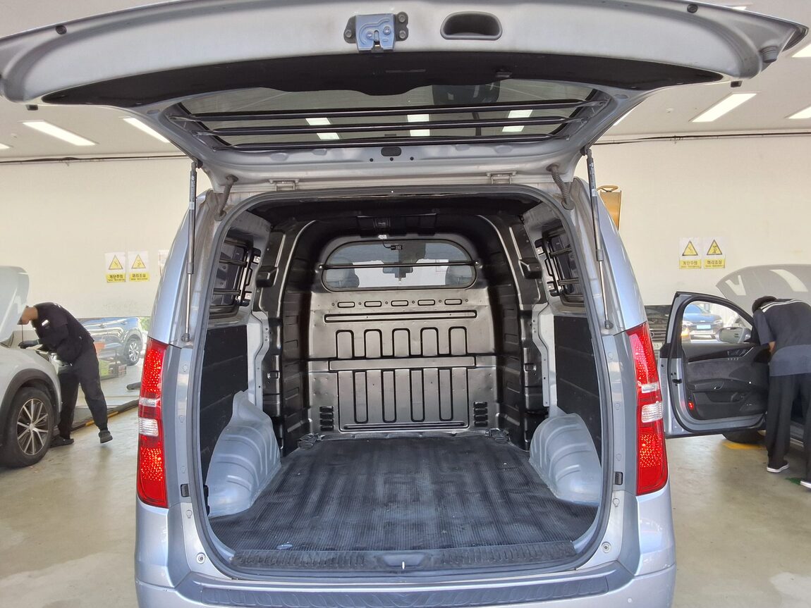 HYUNDAI GRAND STAREX 5-SEATER DIESEL VAN MODERN 2018 - zdjęcie 15