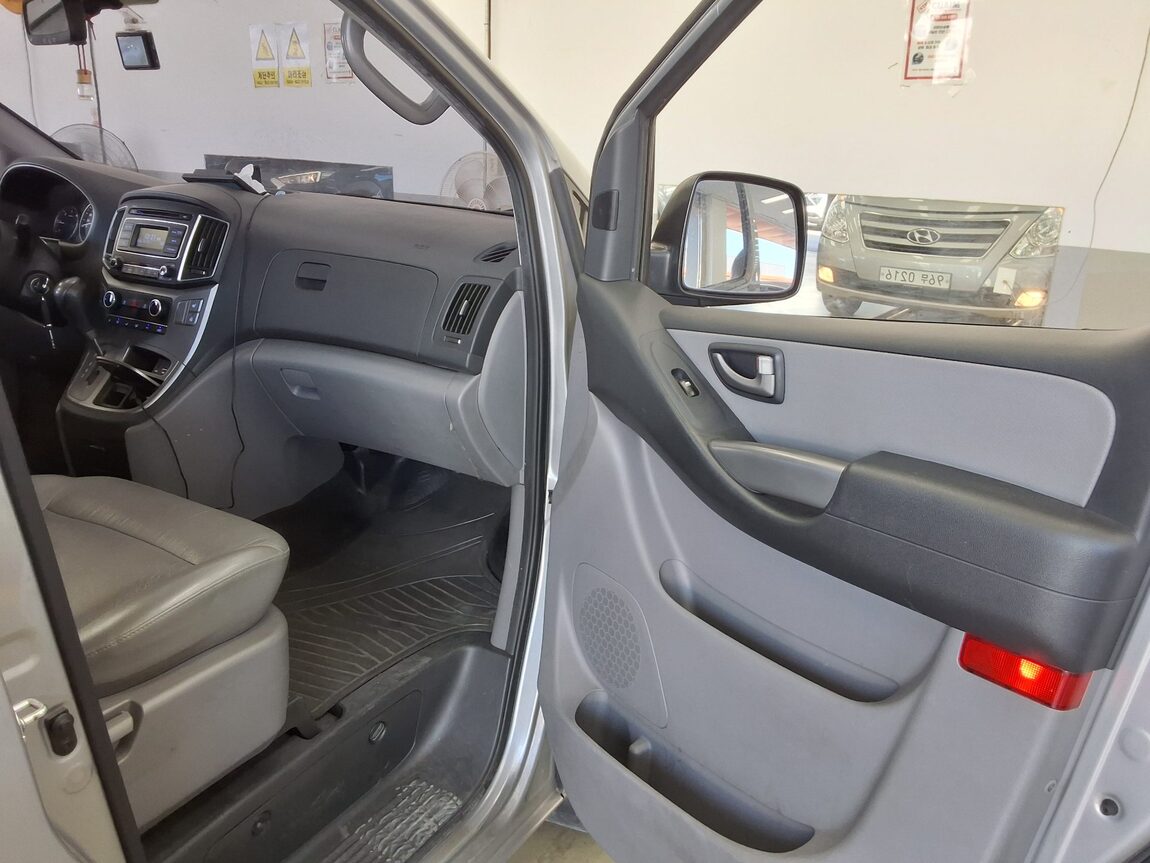 HYUNDAI GRAND STAREX 5-SEATER DIESEL VAN MODERN 2018 - zdjęcie 14