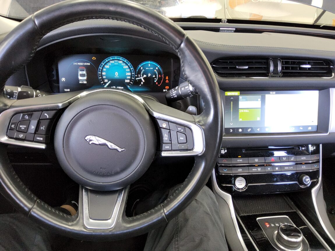 JAGUAR XF (2ND GEN) 2.0 20d PRESTIGE 2018 - zdjęcie 17