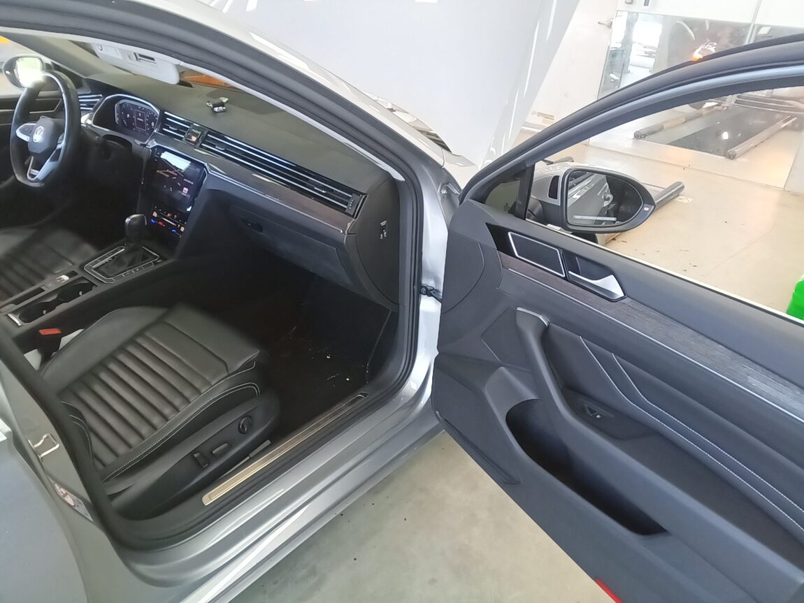 VOLKSWAGEN PASSAT GT (8TH GEN) 2.0 TDI 4MOTION PRESTIGE 2021 - zdjęcie 14