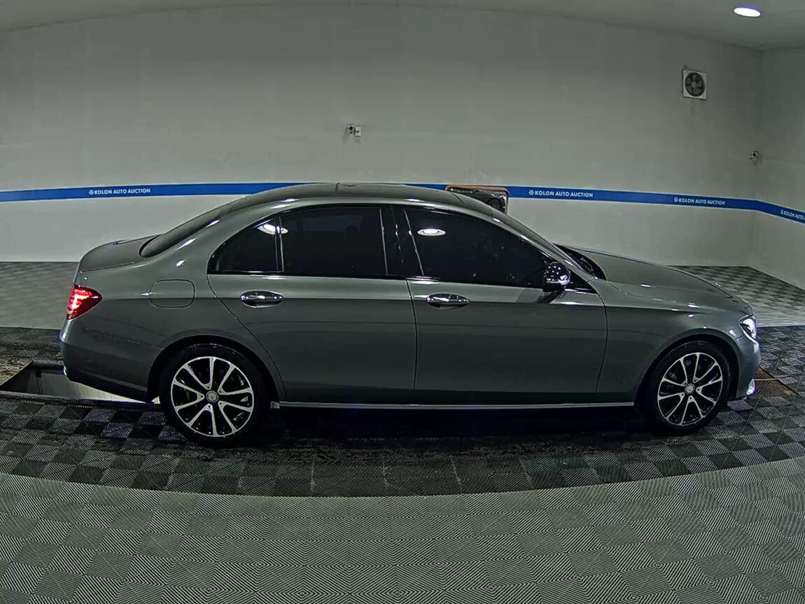 MERCEDES-BENZ E-CLASS (5TH GEN) E300 AVANTGARDE NIGHT PACK 2017 - zdjęcie 4