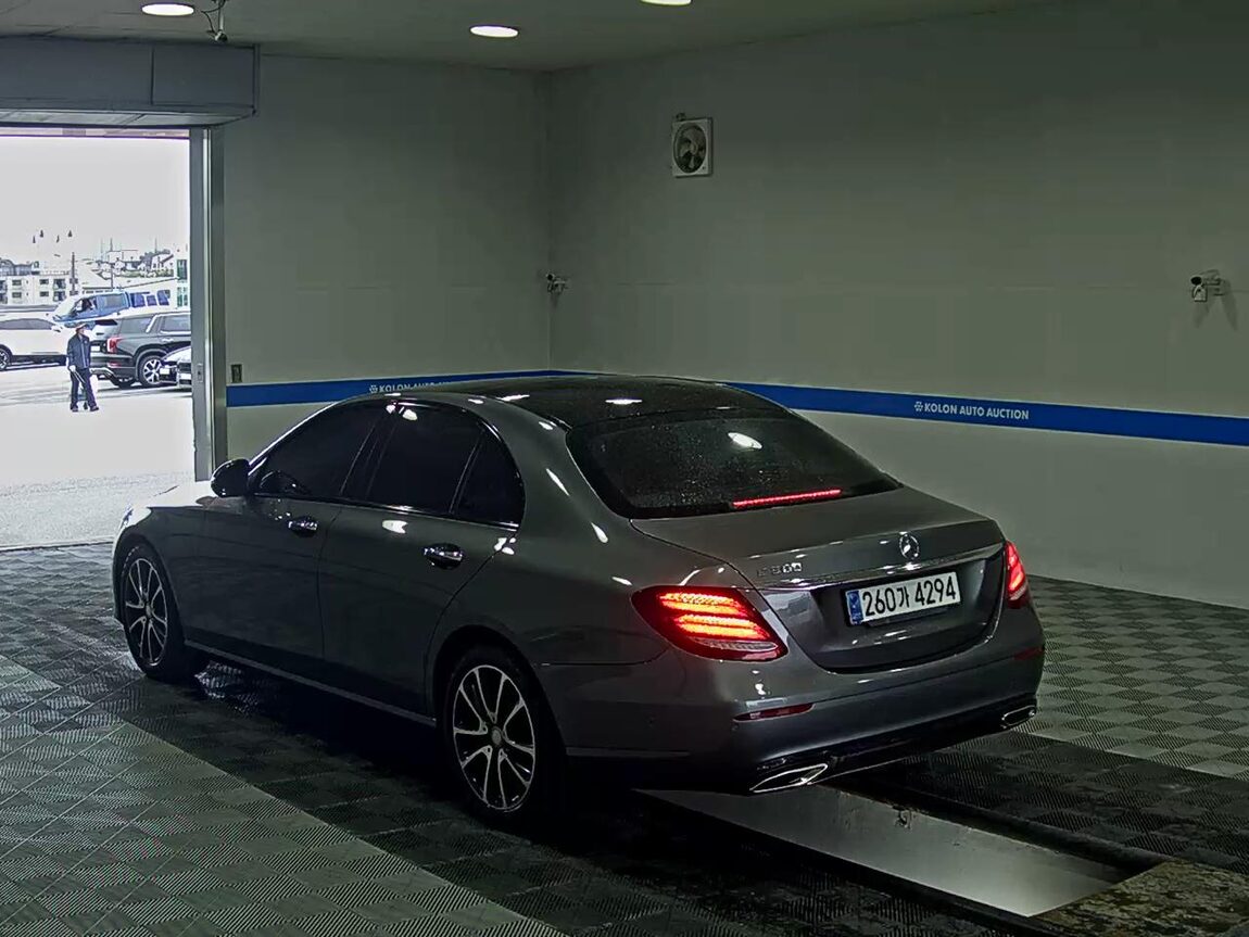 MERCEDES-BENZ E-CLASS (5TH GEN) E300 AVANTGARDE NIGHT PACK 2017 - zdjęcie 6