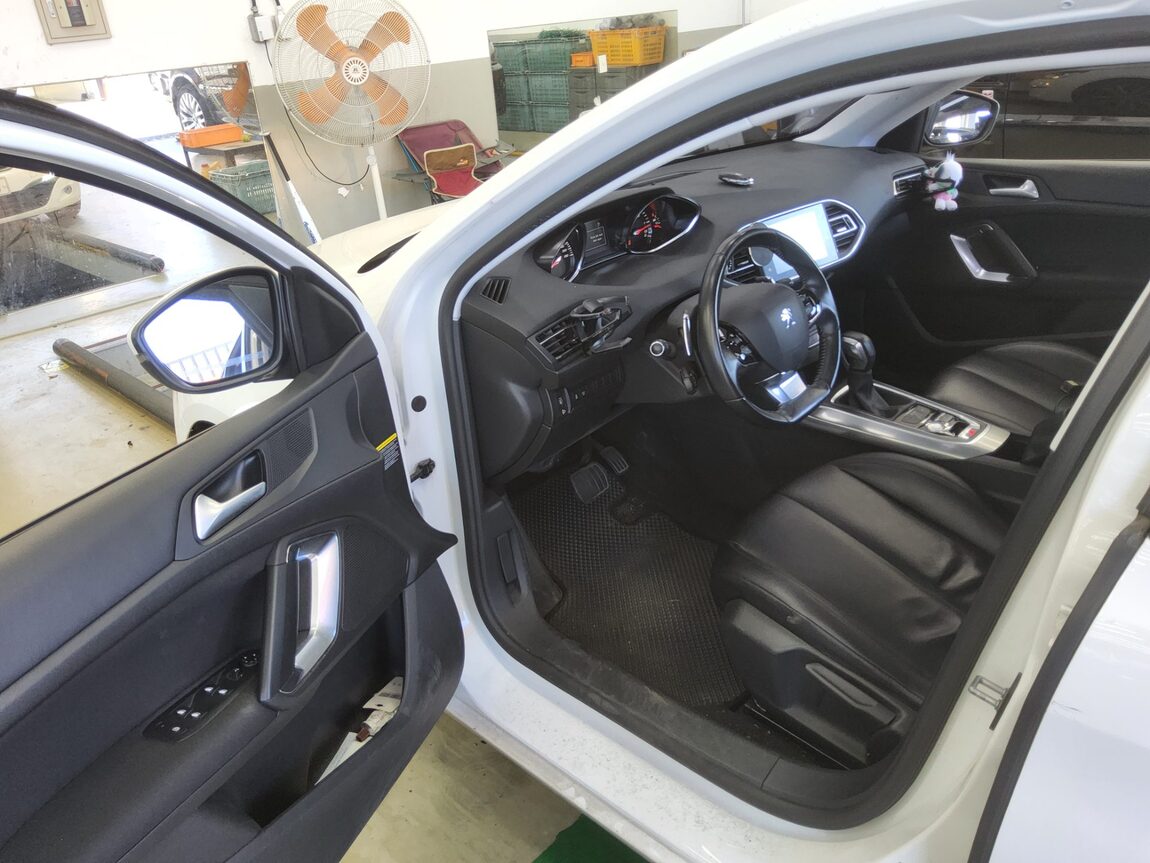 PEUGEOT 308 (2ND GEN) SW 1.6 BlueHDi ALLURE 2016 - zdjęcie 10