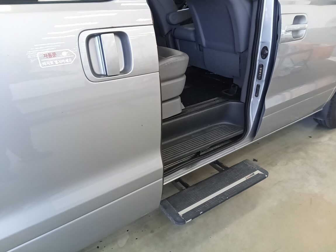 HYUNDAI THE NEW GRAND STAREX 12-SEATER DIESEL 4WD SMART 2019 - zdjęcie 35
