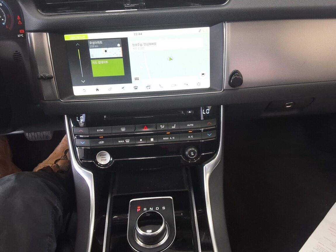 JAGUAR XF (2ND GEN) 2.0 20d PRESTIGE 2018 - zdjęcie 24