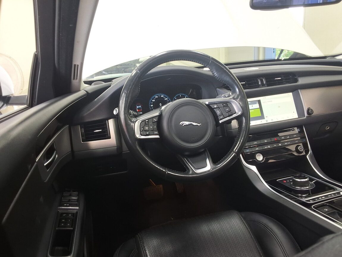 JAGUAR XF (2ND GEN) 2.0 20d PRESTIGE 2018 - zdjęcie 12