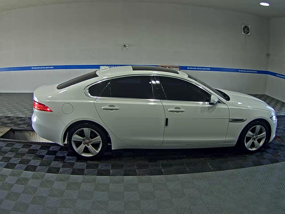 JAGUAR XF (2ND GEN) 2.0 20d PRESTIGE 2018 - zdjęcie 4