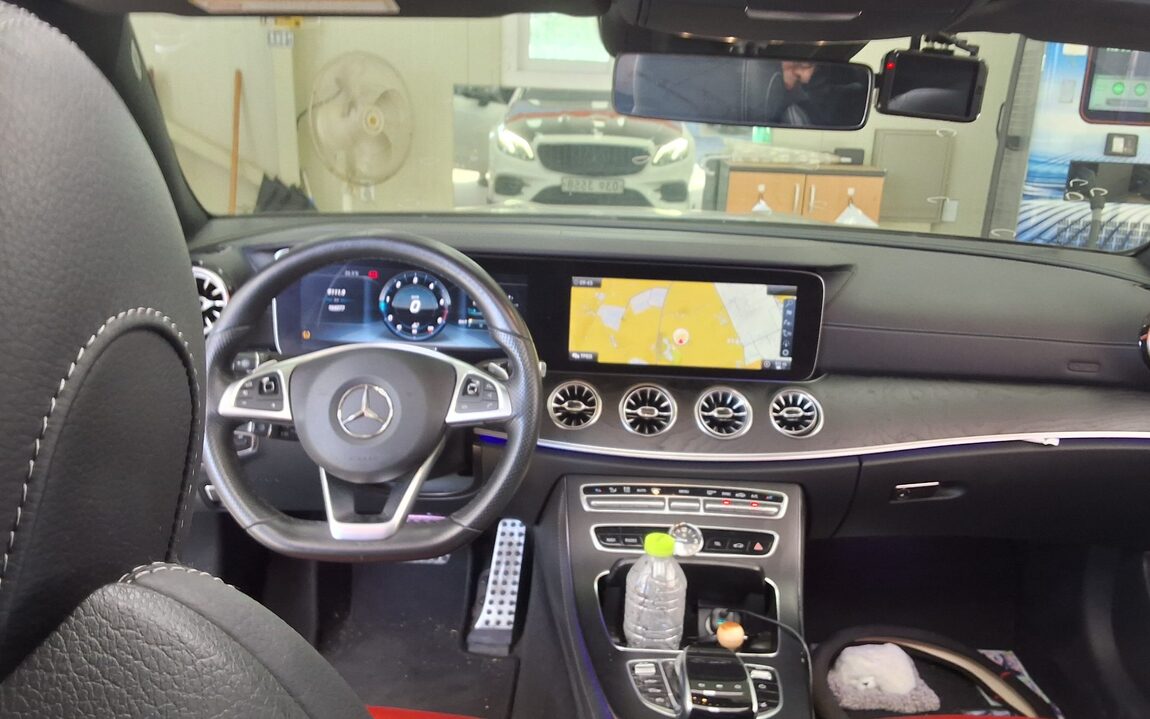 MERCEDES-BENZ E-CLASS (5TH GEN) COUPE E220d 2017 - zdjęcie 11