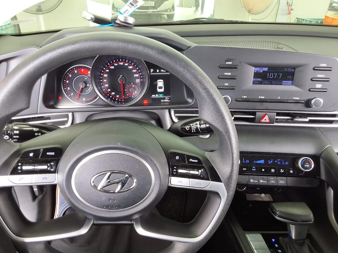 HYUNDAI AVANTE (CN7) 1.6 GASOLINE SMART 2023 - zdjęcie 19