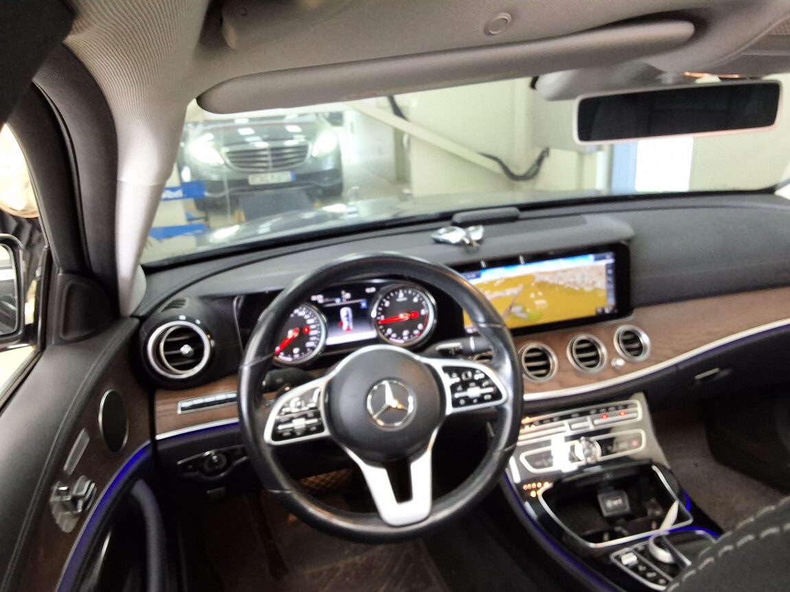 MERCEDES-BENZ E-CLASS (5TH GEN) E220d 4MATIC EXCLUSIVE 2019 - zdjęcie 12