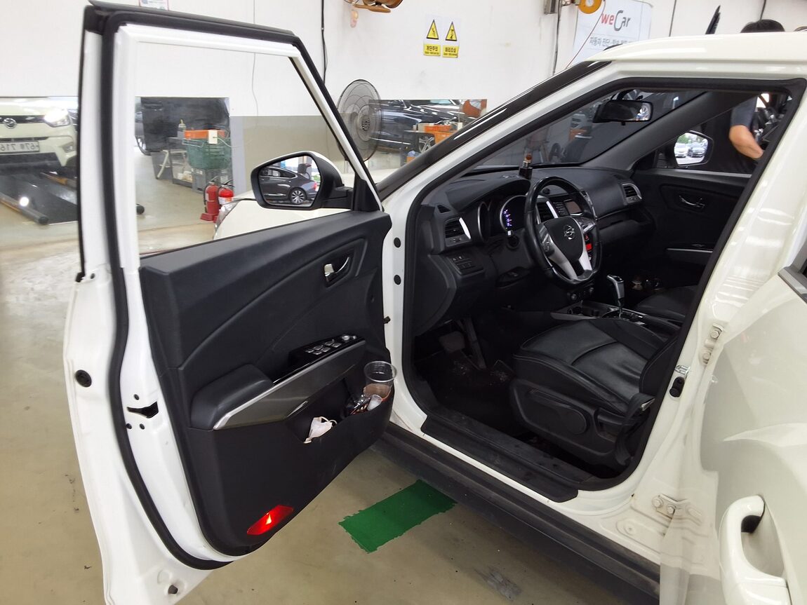 KG MOBILITY (SSANGYONG) TIVOLI GASOLINE 2WD VX 2015 - zdjęcie 10