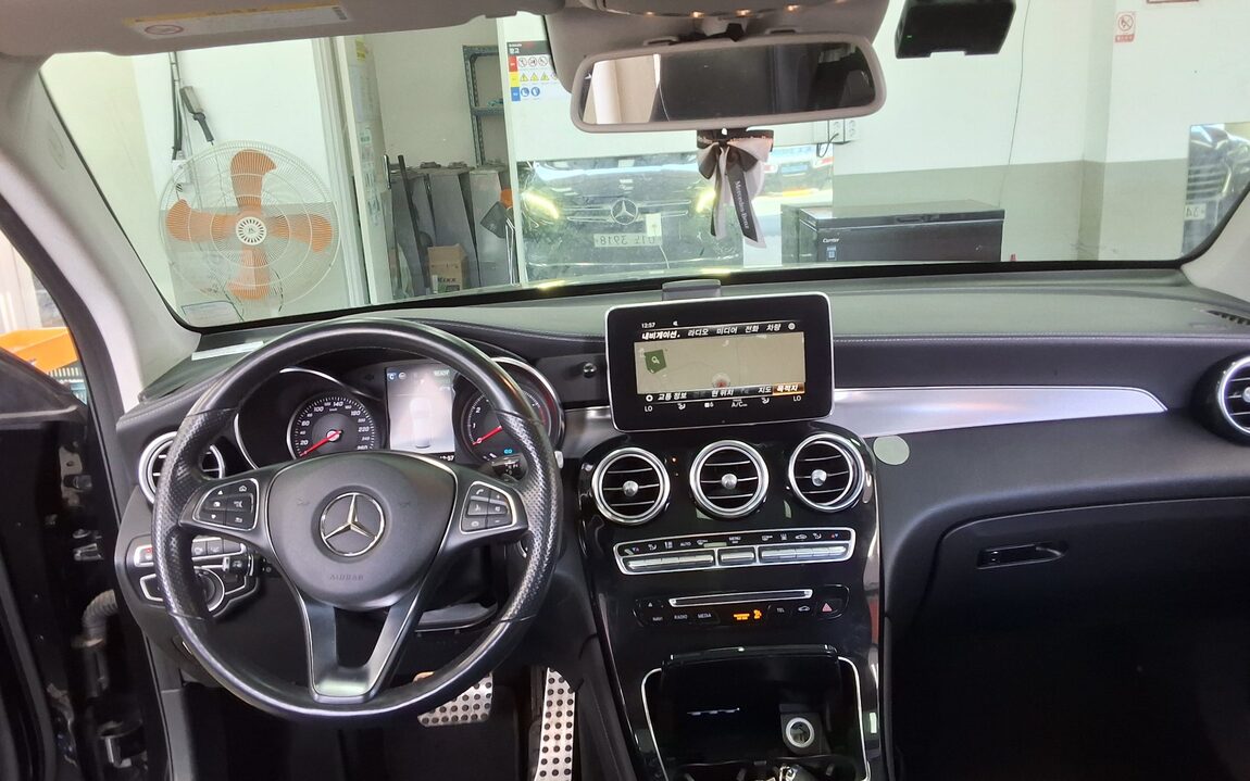 MERCEDES-BENZ GLC-CLASS GLC 350e 4MATIC AMG LINE 2019 - zdjęcie 11