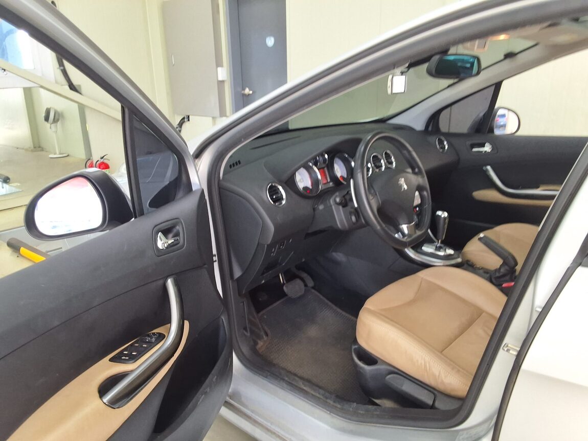 PEUGEOT 308 (1ST GEN) SW 1.6 e-HDi 2013 - zdjęcie 11