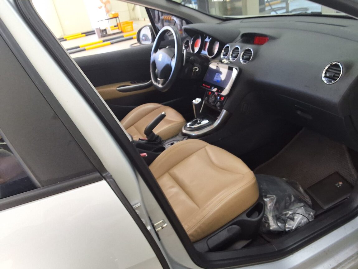 PEUGEOT 308 (1ST GEN) SW 1.6 e-HDi 2013 - zdjęcie 15