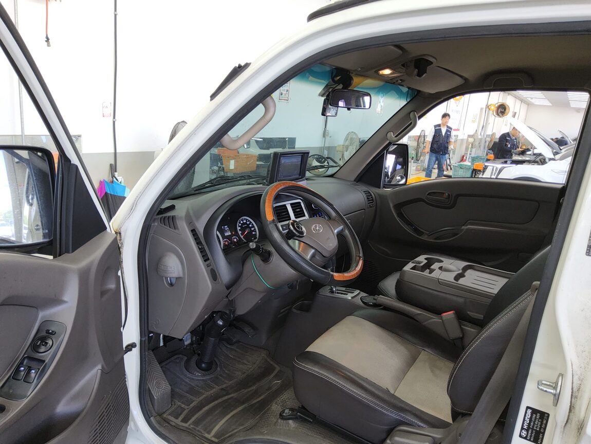 HYUNDAI PORTER II BUILT-IN BOX TRUCK SUPER CAB 2018 - zdjęcie 10