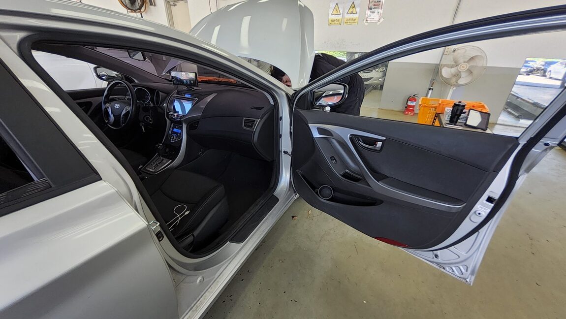 HYUNDAI AVANTE MD M16 GDi SMART 2014 - zdjęcie 14