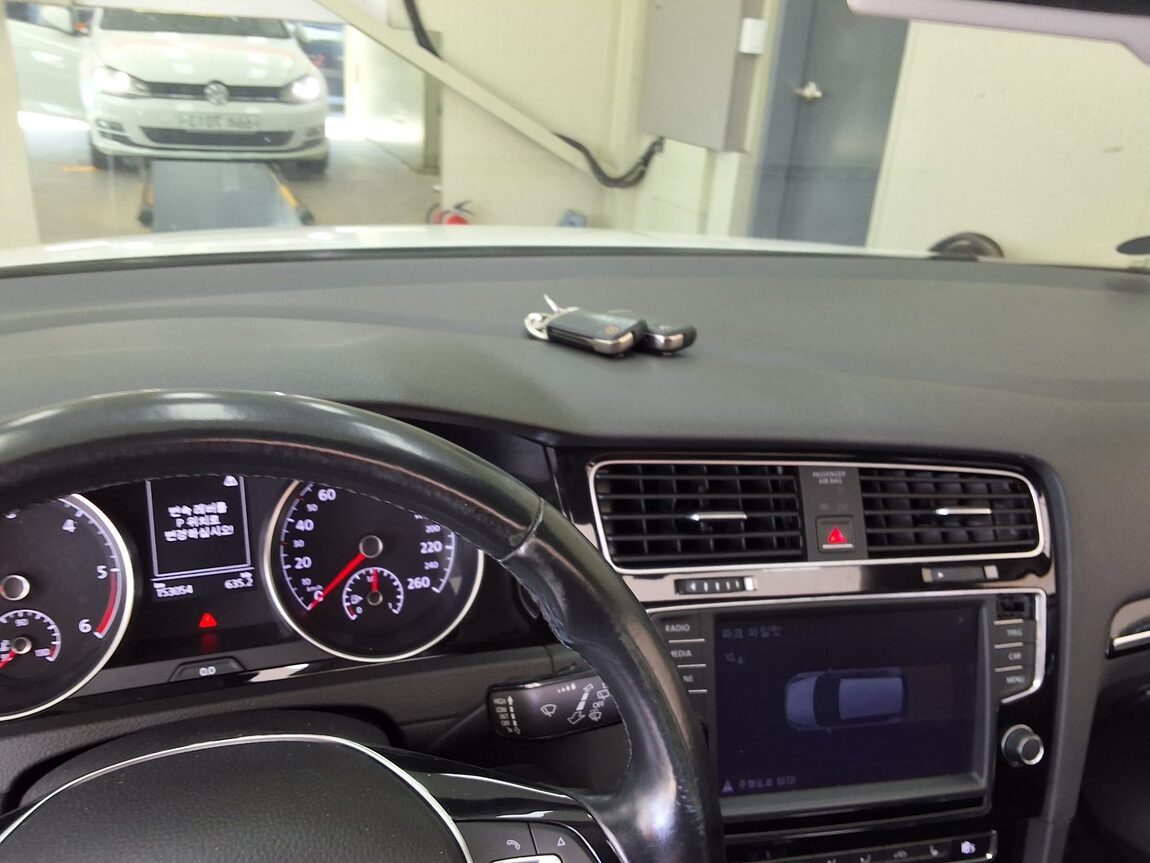 VOLKSWAGEN GOLF (7TH GEN) 2.0 TDI PREMIUM 2015 - zdjęcie 25